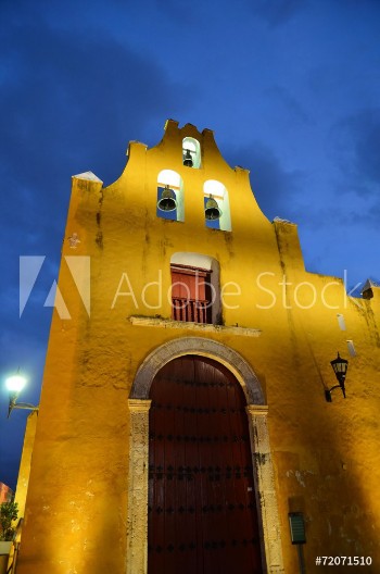 Bild på Night view of street in Campeche Mexico